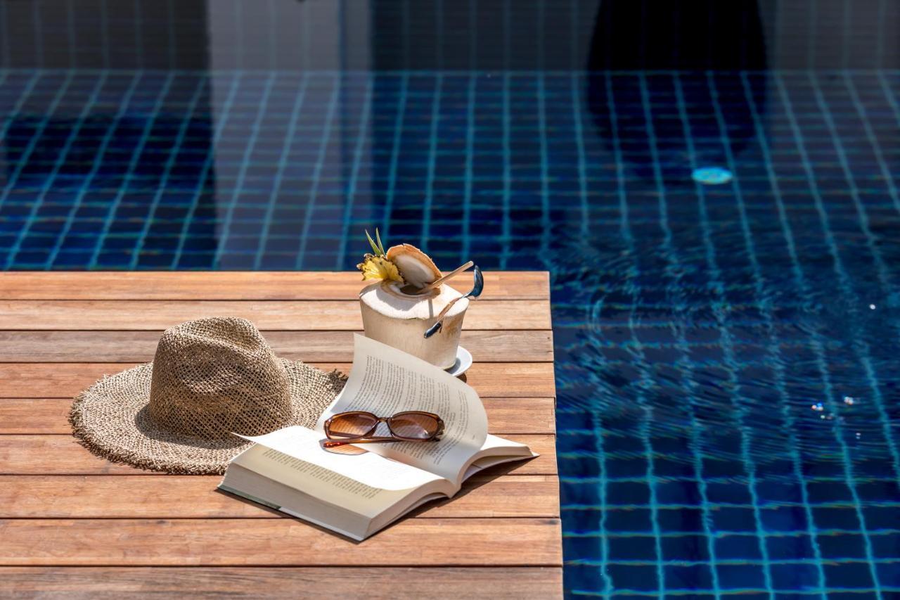 Outrigger Surin Beach Resort - Sha Extra Plus Praia de Surin Exterior foto A poolside table