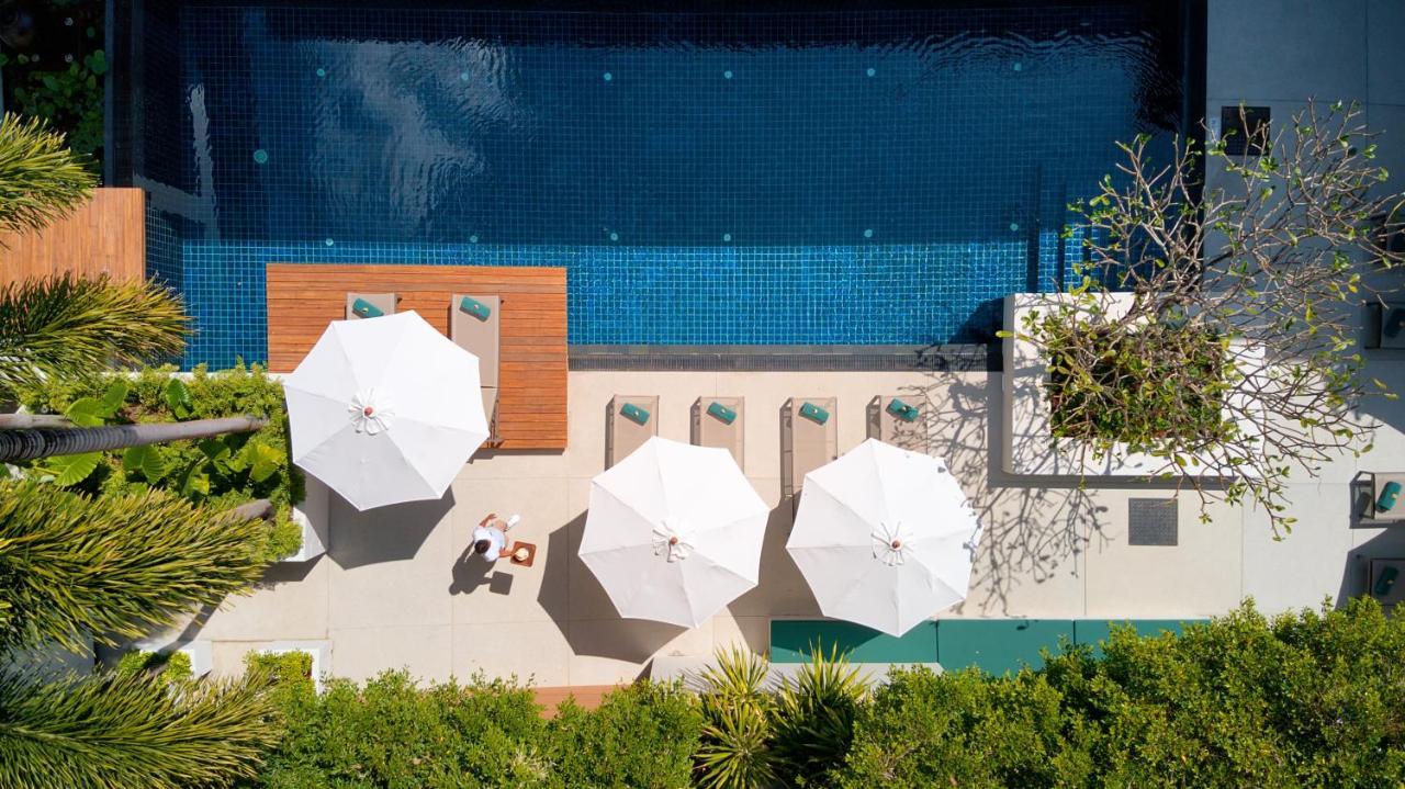 Outrigger Surin Beach Resort - Sha Extra Plus Praia de Surin Exterior foto The pool at the Beverly Hills Hotel