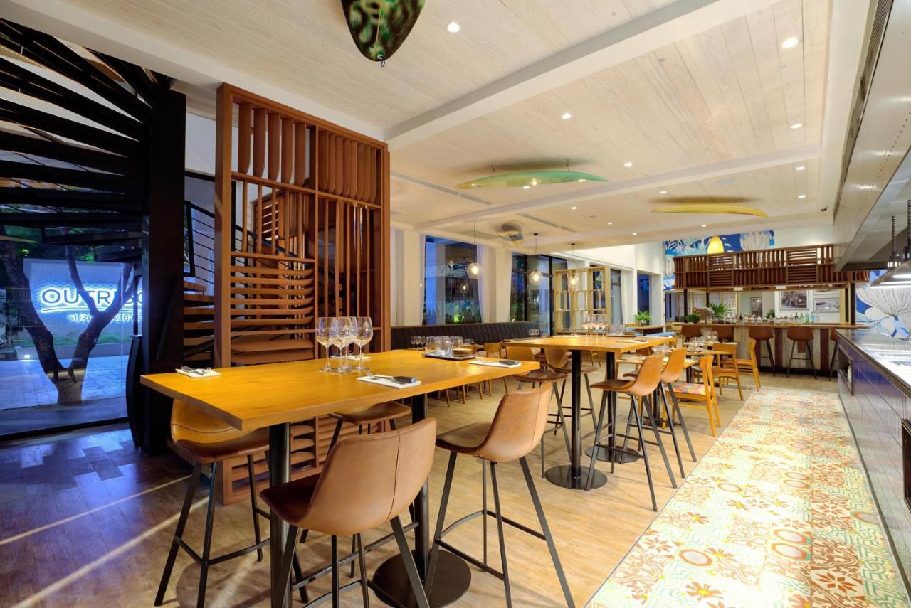 Outrigger Surin Beach Resort - Sha Extra Plus Praia de Surin Exterior foto Restaurant