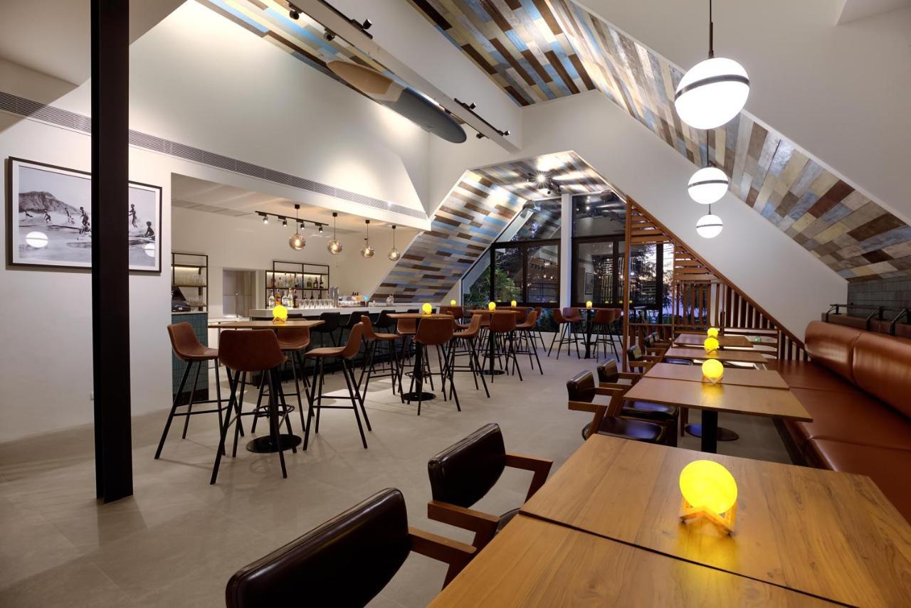 Outrigger Surin Beach Resort - Sha Extra Plus Praia de Surin Exterior foto Interior of the restaurant