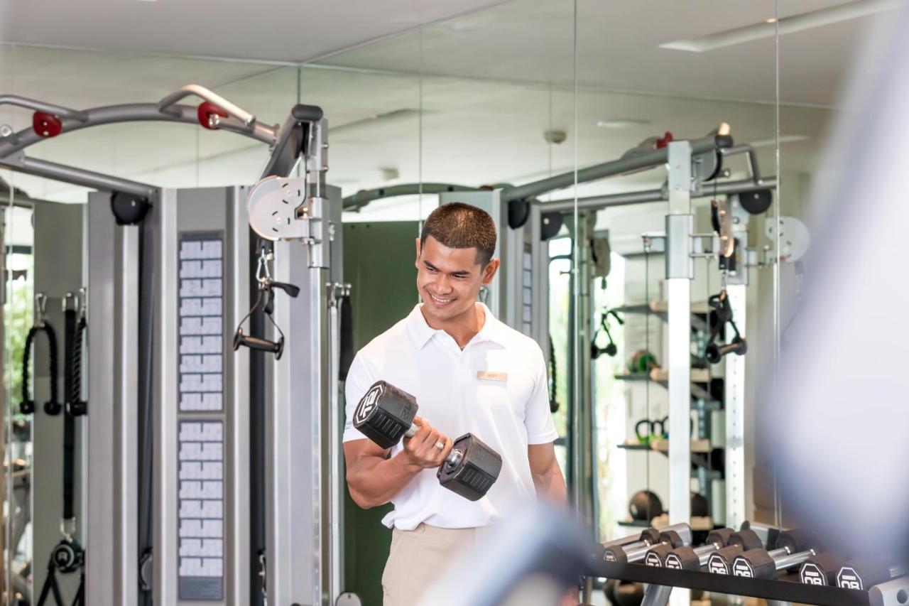 Outrigger Surin Beach Resort - Sha Extra Plus Praia de Surin Exterior foto A man lifting a dumbbell