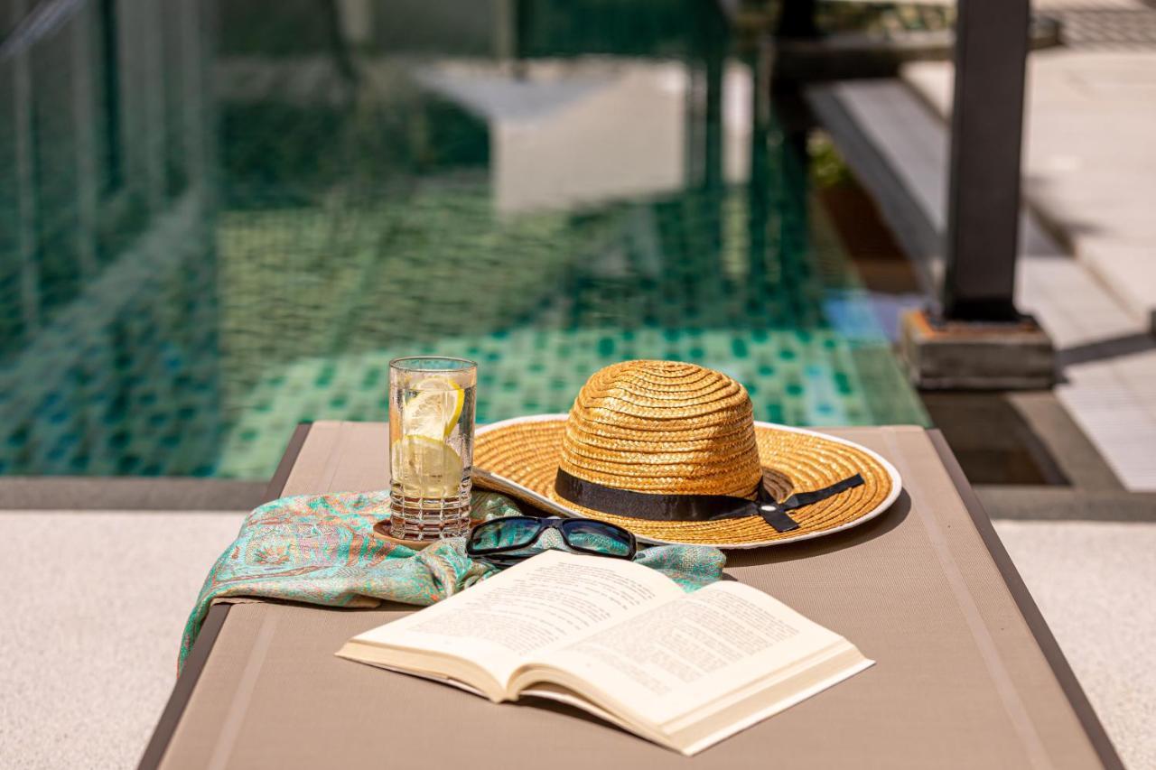 Outrigger Surin Beach Resort - Sha Extra Plus Praia de Surin Exterior foto A poolside table
