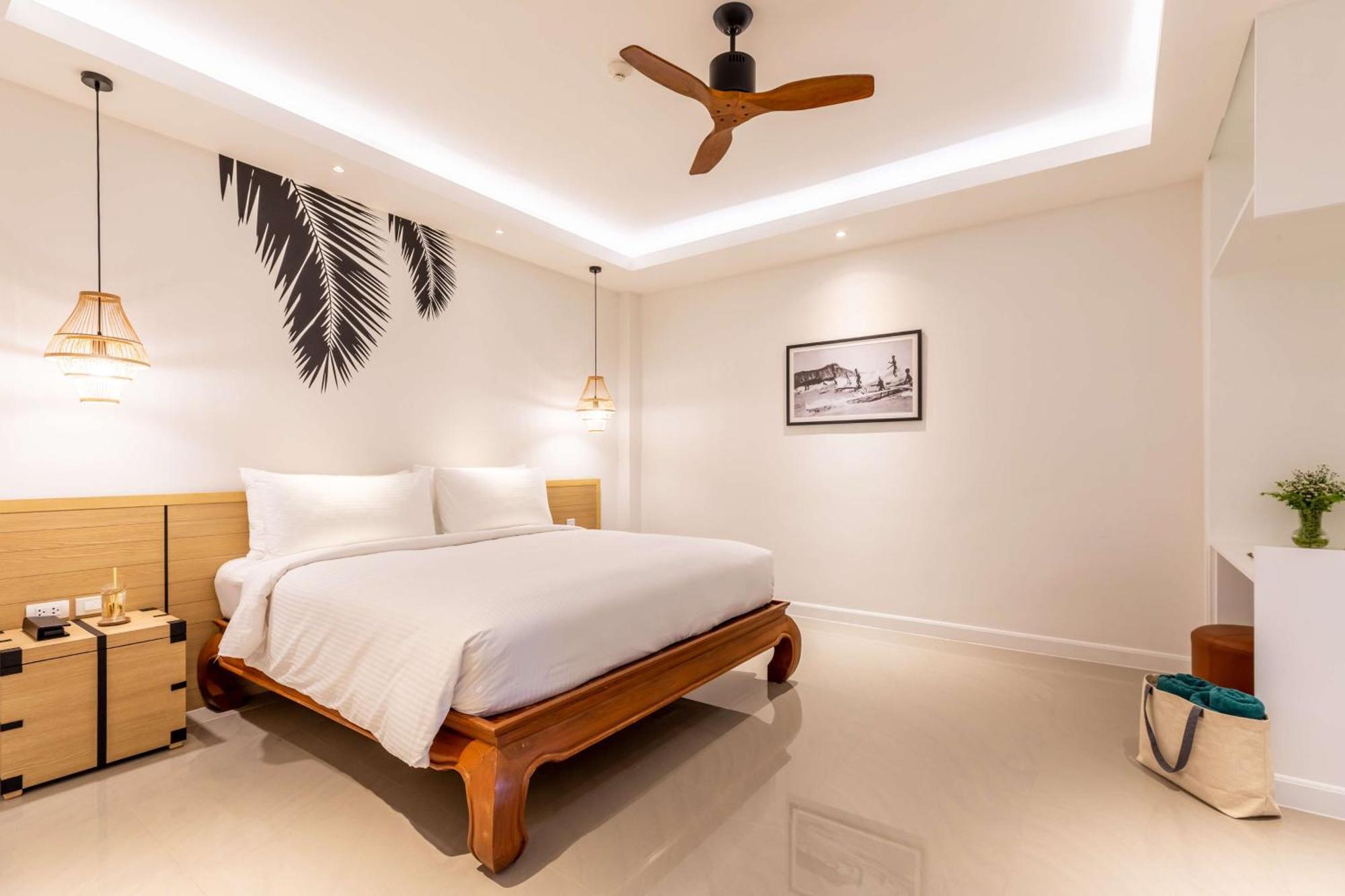 Outrigger Surin Beach Resort - Sha Extra Plus Praia de Surin Exterior foto A bedroom at the hotel