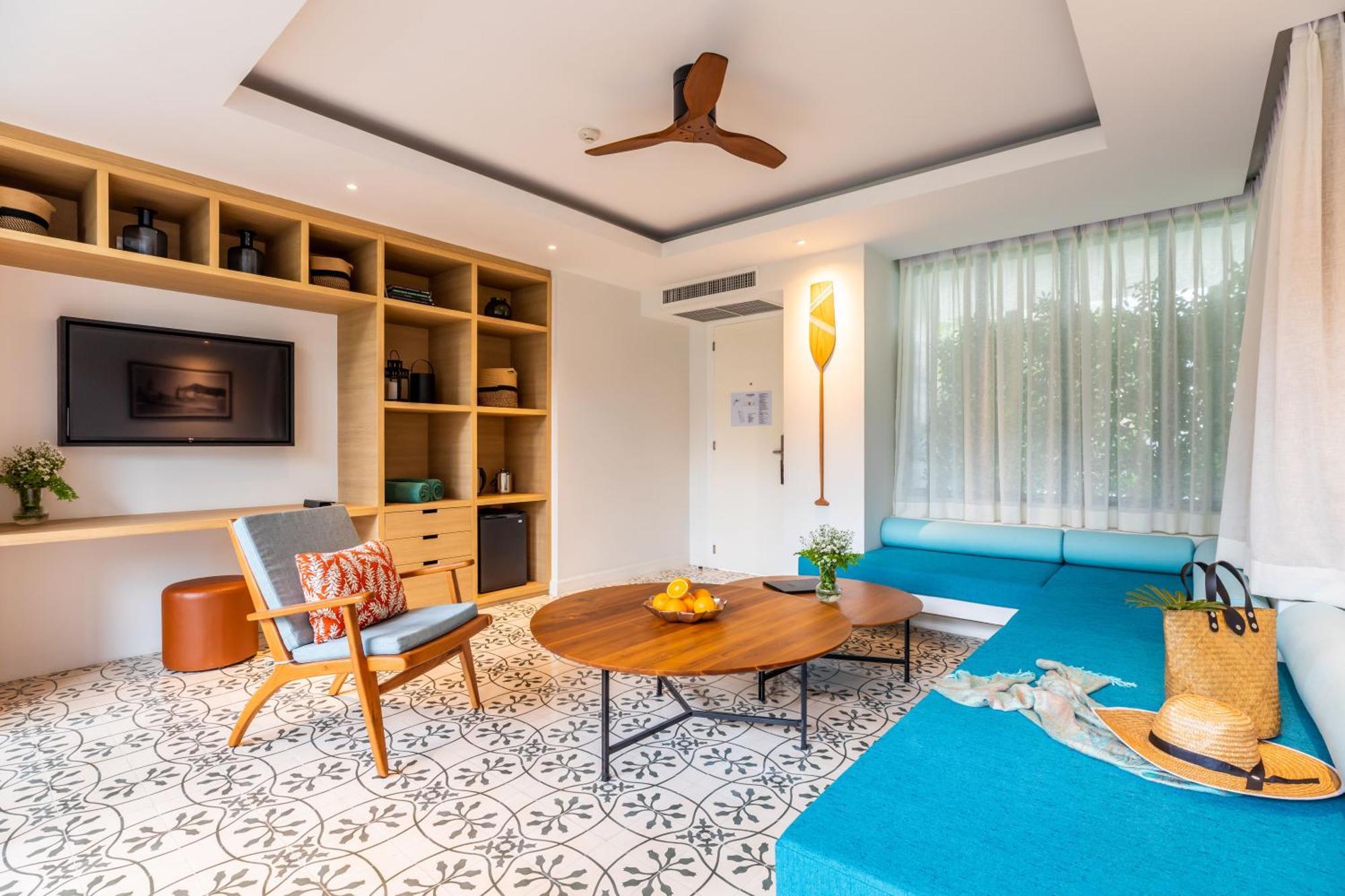 Outrigger Surin Beach Resort - Sha Extra Plus Praia de Surin Quarto foto A suite at the hotel